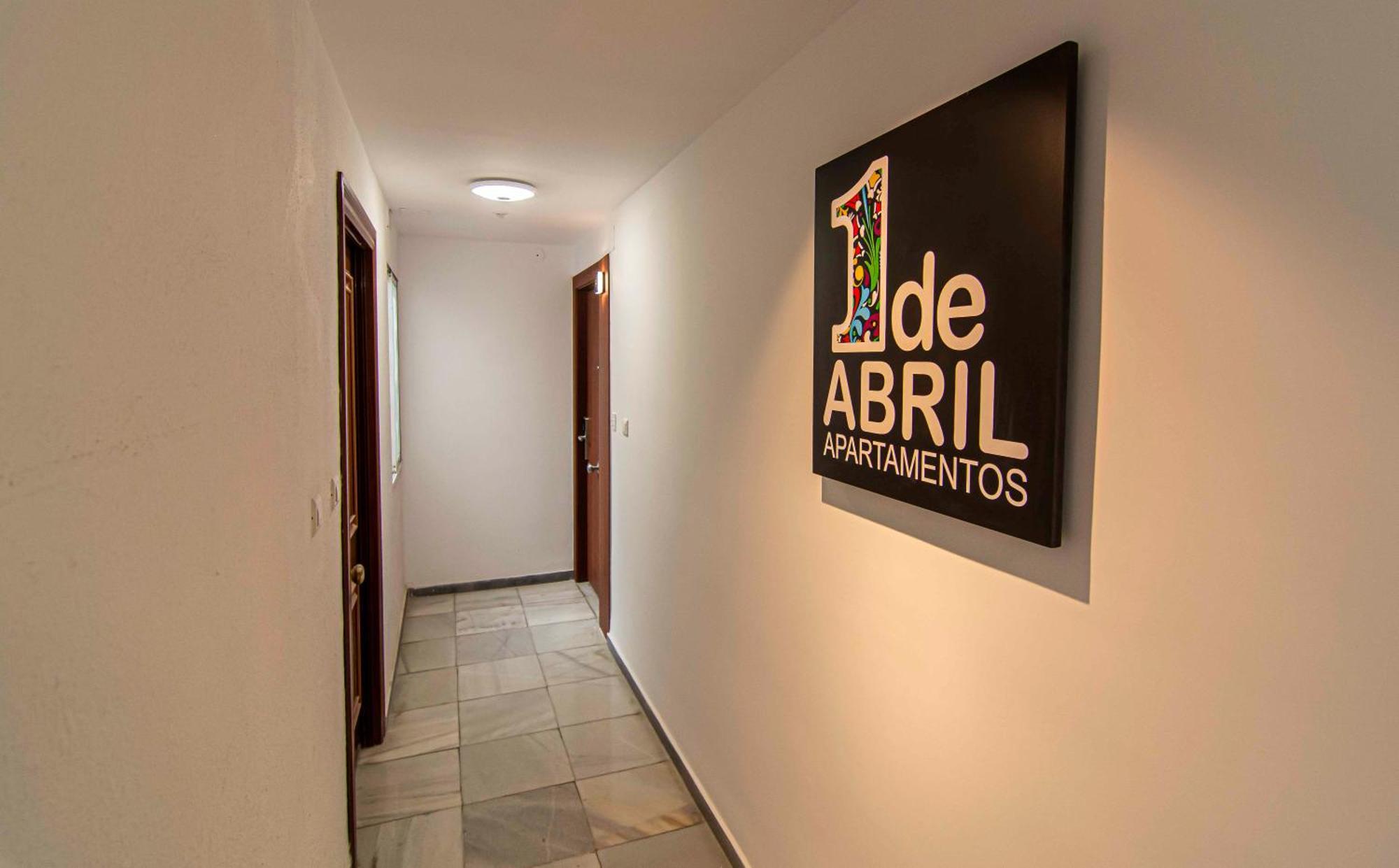 Apartamentos 1 Abril Málaga Exteriör bild